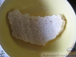 Форшмак по-еврейски: Вымочить хлеб в молоке. Затем  тщательно размять вилкой.