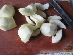 Форшмак по-еврейски: Яблоко очистить от кожуры и мелко порубить.