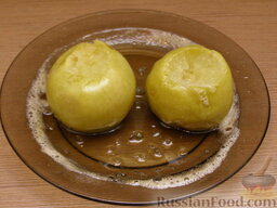 Яблоки, запеченные в микроволновке: Готовые запеченные яблоки должны быть полностью мягкими.