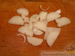 Постный суп с грибами и манными клецками: Лук мелко нарежем.