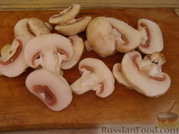 Постный суп с грибами и манными клецками: Грибы нарежем пластинками.