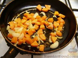 Постный суп с грибами и манными клецками: На сковороде разогреем масло, добавим морковь, обжарим ее со всех сторон на медленном огне около пяти минут. Затем добавим лук и, помешивая, поджарим еще 2 минуты. Солим.  Можно также поджарить грибы.