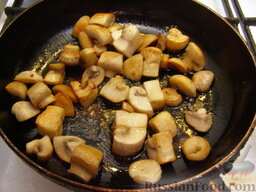 Карп, запеченный с гречневой кашей и грибами: Разогреваем растительное масло на сковороде. Обжариваем грибы на умеренно-сильном огне,  помешивая, до светло-золотистого цвета (5-7 минут). Солим.