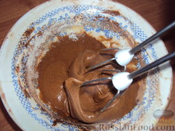 Шоколадный фондан: Взбиваем яйца с сахарной пудрой до образования пены.  Добавляем муку, соль, разрыхлитель и какао (тесто должно быть гуще сметаны).