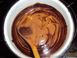 Шоколадный фондан: Смешиваем полученное тесто с шоколадной массой.