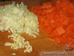 Оранжевое ризотто: Мякоть тыквы нарезать небольшими кубиками. Лук и чеснок порубить и обжаривать на оливковом масле 3 минуты.