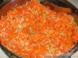 Оранжевое ризотто: Добавить тыкву, рис и тушить 5 минут. Влить вино и готовить, помешивая, пока оно не испарится. Посолить и поперчить.