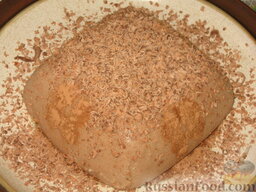 Шоколадный пудинг из манки: Готовый пудинг выложить на тарелку. Пудинг шоколадный можно украсить рисунком через трафарет, посыпав какао или растворимым кофе, или посыпать тертым шоколадом.