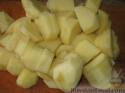 Запеканка Классная: Нарезать картофель кружочками или половинками кружочков. Отварить 5-7 минут в подсоленном кипятке. Откинуть на дуршлаг и дать воде полностью стечь.
