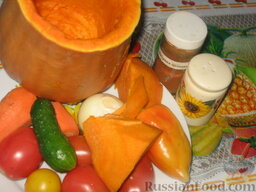 Маринованный салат в тыкве: В салате можно использовать и другие овощи, а также фрукты – яблоки, груши, грейпфруты.  Все овощи моем. Чистим лук, чеснок и морковь.