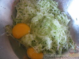 Кабачковые оладьи пышные: К кабачкам добавить два яйца.   Зелень укропа вымыть, тщательно обсушить и очень меленько нарезать.   Чеснок почистить, помыть и измельчить при помощи чесночницы.