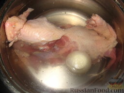 Бульон куриный: В холодную воду кладем лук и куриные спинки. Довести до кипения. Варить на медленном огне 1,5 часа.