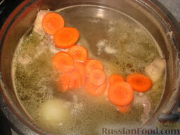 Бульон куриный: Не забывать снимать в процессе варки шум. Добавить нарезанную колечками или брусочками морковь. Варить бульон еще минут 20 - 30.