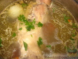 Бульон куриный: За 2 минуты до конца приготовления снять излишки жира и добавить в куриный бульон соль и зелень.