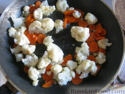 Цветная капуста и морковь, жаренные в сухарях: Разогреть сковороду, налить растительного масла 4 ст. ложки. Обжарить, помешивая, овощи.