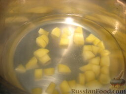 Суп с сардиной: Картофель помыть, очистить, сновы промыть, нарезать кубиками, добавить в холодную воду. На сильном огне довести до кипения, убавить огонь.