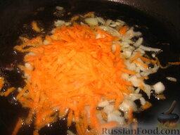 Суп с сардиной: Морковь очистить. Натереть на терке. Обжарить вместе с луком.