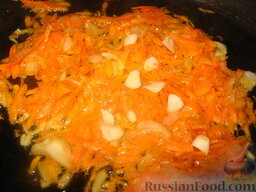 Суп с сардиной: К луку и моркови добавить нарезанный чеснок.