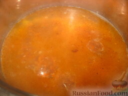 Суп с сардиной: Рыбно-овощную смесь отправить к картофелю в кастрюлю.