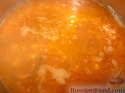Суп с сардиной: Засыпать в суп вермишель. Варить 5-7 минут.
