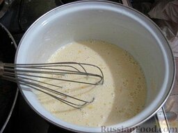 Торт "Графские развалины": Готовим крем. Молоко, яйцо, муку и сахар положить в кастрюлю.