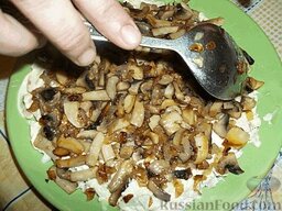 Салат "Подсолнух": Смазываем тонким слоем майонеза. Вторым слоем будут наши грибочки с луком.