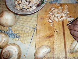 Салат "Подсолнух": А грибы – не слишком, они еще ужарятся в сковородке.