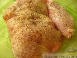 Курица в пиве: Как приготовить курицу в пиве:  Подготовить продукты. Курицу вымыть. Залить курицу пивом и оставить на 15 минут мариноваться.   Затем порционные куски курицы переложить в форму. Посолить, поперчить.