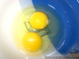 Куриные оладушки: Яйца вбить в миску и взбить слегка.