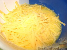 Куриные оладушки: К яйцам добавить тертый сыр.