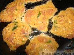 Куриные оладушки: Разогреть сковороду с растительным маслом. Ложкой выливать оладушки.