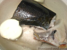 Уха из семги: Переложить куски рыбы в кастрюлю. Почистить лук и отправить к рыбе.   Залить рыбу с луком холодной водой и поставить на огонь.