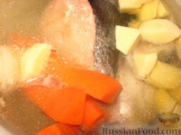 Уха из семги: Почистить морковь и картофель. Морковь разрезать вдоль на 4 части. Картофель нарезать  кубиками.   Добавить овощи в уху. Посолить, поперчить. Варить все вместе еще примерно полчаса.