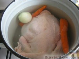 Заливное из курицы: Как приготовить заливное из курицы:    Курицу помыть, положить в кастрюлю и залить холодной водой. Добавить очищенную луковицу и 1 очищенную морковь. Поставить на сильный огонь и нагреть до кипения.