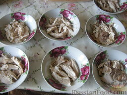 Заливное из курицы: Затем курицу вынуть и отделить мясо от костей. Бульон процедить и отмерить 1,2 л, овощи выкинуть. Кусочки курицы разложить по тарелкам.