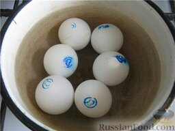 Яйца, фаршированные сардинами: Как приготовить фаршированные яйца:  Отварить яйца вкрутую. Остудить и почистить от скорлупы. Почистить и раздавить в чесночнице чеснок. Сыр натереть на мелкой терке.