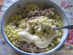 Яйца, фаршированные сардинами: Яйца разрезать пополам. Вынуть желтки. Желтки добавить к рыбе, размять. Добавить тертый сыр, соль, перец, чеснок, майонез. Все тщательно перемешать.