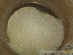 Крем сметанный: Как приготовить сметанный крем для торта:  В емкость налить густую сметану, сахар и ванильный сахар по вкусу.
