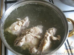 Куриный суп с клецками из манки: Как приготовить куриный суп с клецками:  Помыть курицу. Опустить в кастрюлю с холодной водой. Когда бульон закипит, снять шум. Посолить, поперчить и положить лавровый лист. Варить на самом медленном огне до готовности мяса, минут 40.