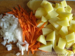 Куриный суп с клецками из манки: Почистить и помыть картофель, лук и морковь. Все овощи нарезать.