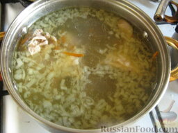 Куриный суп с клецками из манки: Кинуть овощи в бульон. Варить 20 минут. Вынуть курицу и лавровый лист.