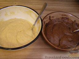 Кекс мраморный на кефире: Постепенно добавляем муку. Делим  тесто на две части, к одной из них добавляем какао.