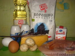 Курица в омлете: Подготовить все ингредиенты для омлета с курицей. Смазать растительным маслом форму.