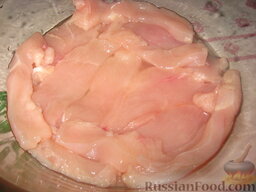 Курица в омлете: Куриное филе отбить и нарезать тонкими брусочками.