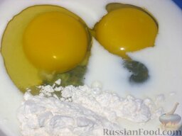 Курица в омлете: В отдельной посуде взбить сливки, яйца и муку.