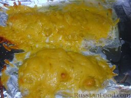 Курица по-гавайски: Запекать курицу с ананасами в духовке 15-20 минут.