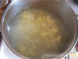 Постный капустняк: Картофель положить в кипяток, варить в течение 20 минут.