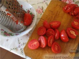Постный капустняк: Помыть и натереть на терке помидоры. Добавить в сковороду. Все перемешать, посолить по вкусу, подержать на очень маленьком огне, пока вода немного не выпарится.