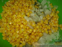 Постные луковые котлеты: Добавить к луку кукурузу вместе с жидкостью, соль, перец, воду.