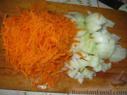 Рагу со спаржевой фасолью: Почистить и помыть лук и морковь. Лук порезать на кубики, а морковь натереть на крупную терку. Из лука и моркови сделать зажарку. Нагреть сковороду, налить 2 ст. ложки масла.